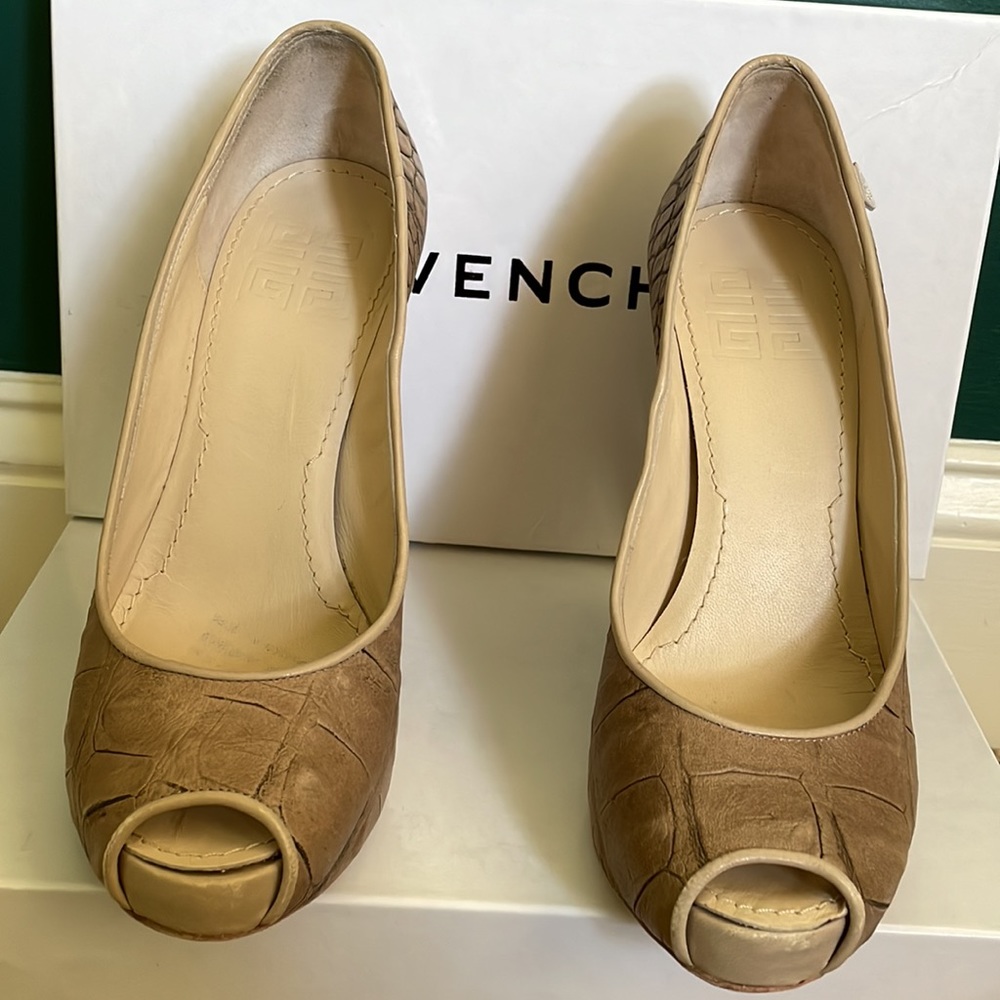Women’s Givenchy peekaboo toe pumps, tan size 6.